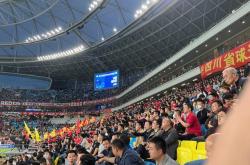 开云体育-球迷疯狂捧场，球队士气高涨