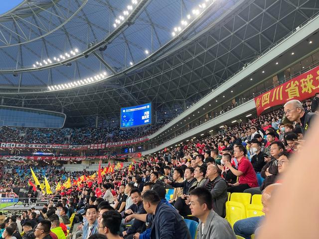 球迷疯狂捧场，球队士气高涨