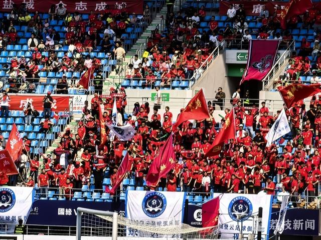 国内足球赛事火爆进行，球迷热情不减