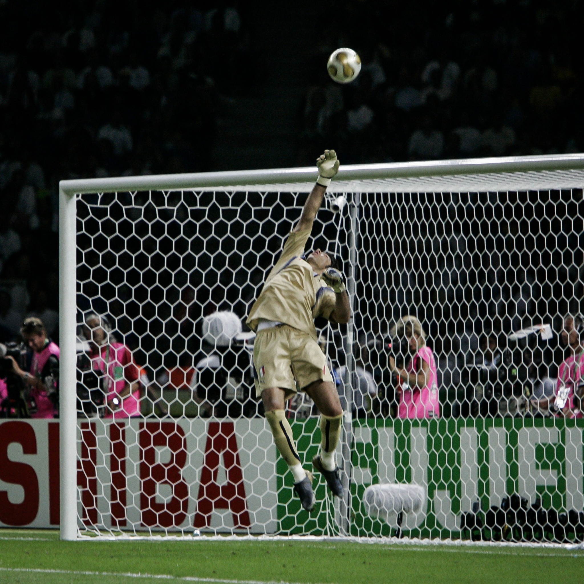 曼联门将扑出关键球，以此赢得场比赛的简单介绍