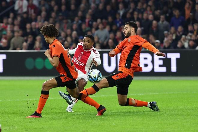 阿贾克斯击败利物浦,双方携手晋级 阿贾克斯击败利物浦,双方携手晋级