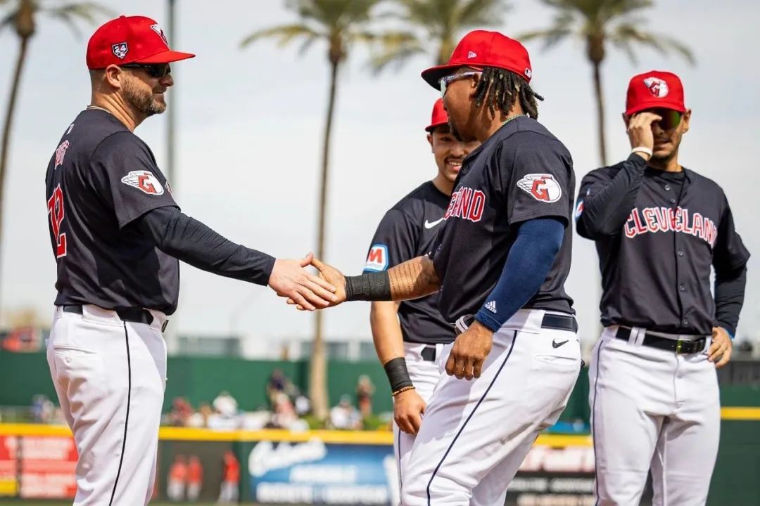 战术调整有效奏效，球队逐渐站上冠军宝座的简单介绍