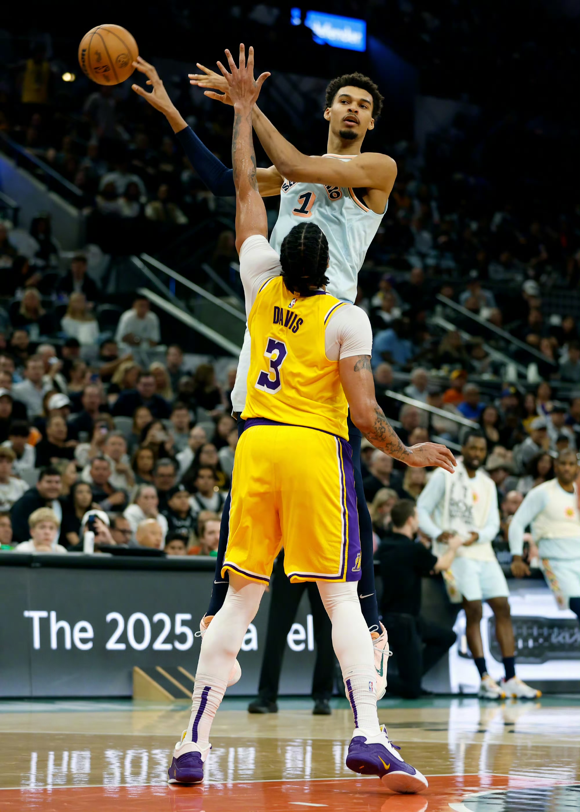 湖人客场逃亡马刺，詹姆斯神奇横扫