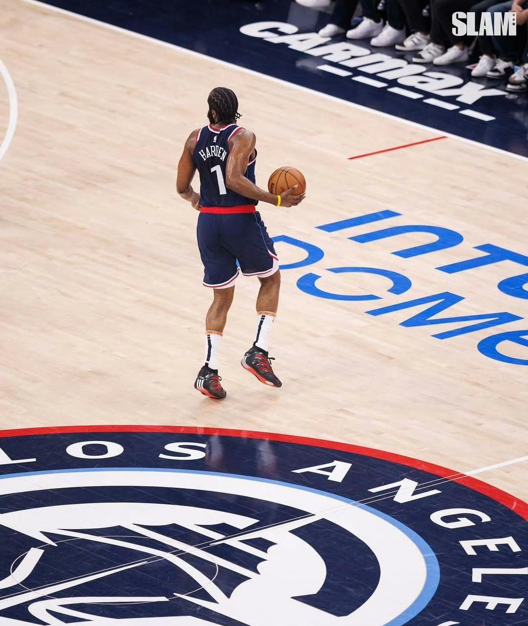 快船险胜开拓者,延续不败 快船险胜开拓者,延续不败